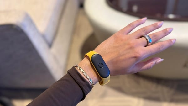 Exploring the Bee Pioneer: A Groundbreaking AI Wristband for Everyday Conversations